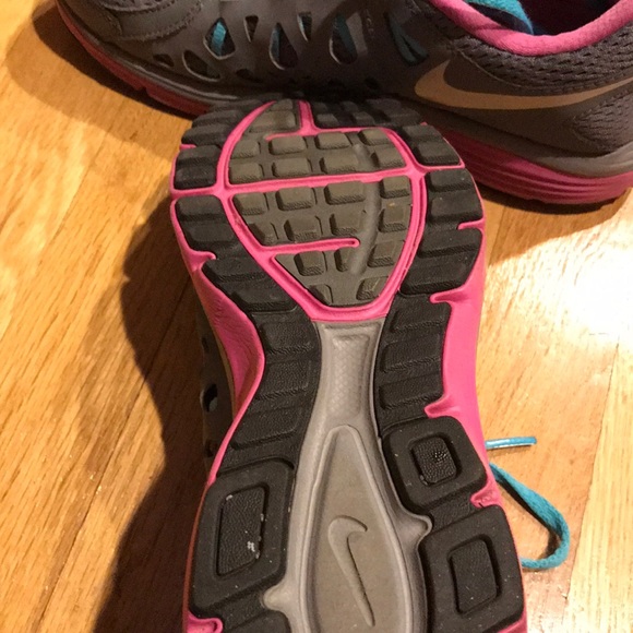 Comfortable sneakers just have too many - Picture 3 of 4